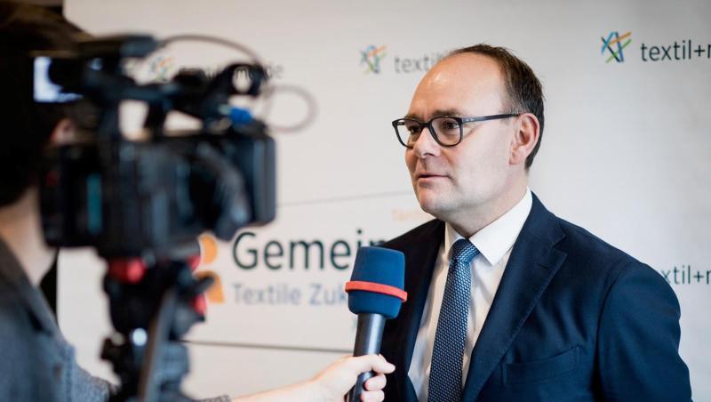 Markus Simon, Verhandlungsführer der Arbeitgeber bei den Textil-Tarifverhandlungen. Nach drei Verhandlungsrunden gibt es nun mit der IG Metall einen Tarifabschluss. Markus Simon, Verhandlungsführer der Arbeitgeber bei den Textil-Tarifverhandlungen. Nach drei Verhandlungsrunden gibt es nun mit der IG Metall einen Tarifabschluss.