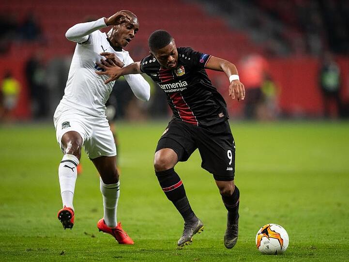 Leverkusens Leon Bailey (r) setzt sich im Duell um den Ball gegen Charles Kabore von FK Krasnodar durch.