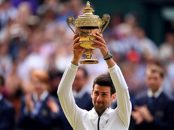Novak Djokovic hält die Wimbledon-Trophäe zum fünften Mal in seinen Händen.