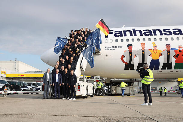 Der DFB-Tross vor dem Abflug auf dem Rollfeld des Frankfurter Flughafens. Der DFB-Tross vor dem Abflug auf dem Rollfeld des Frankfurter Flughafens.