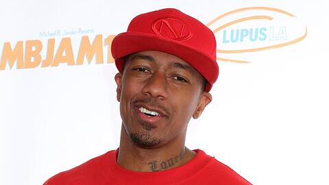 Im Dezember tauscht Nick Cannon seine Kappe durch eine Weihnachtsmütze.