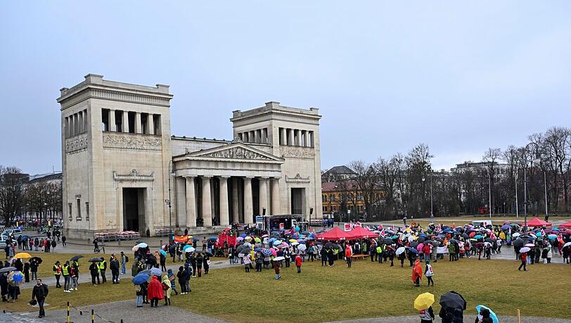 Für 10.30 Uhr hatte die Gewerkschaft Verdi eine große Streik-Kundgebung am Königsplatz geplant. Rund 1000 Streikende waren bereits versammelt, als die Durchsage kam: Ein Auto ist in die Kolleginnen und Kollegen gerast. Umgehend wurde die Versammlung abgebrochen. Für 10.30 Uhr hatte die Gewerkschaft Verdi eine große Streik-Kundgebung am Königsplatz geplant. Rund 1000 Streikende waren bereits versammelt, als die Durchsage kam: Ein Auto ist in die Kolleginnen und Kollegen gerast. Umgehend wurde die Versammlung abgebrochen.