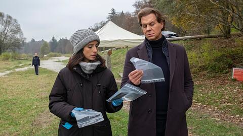 "Der Alte: Abgepfiffen": Caspar Bergmann (Thomas Heinze) und Annabell Lorenz (Stephanie Stumph) mit Beweismaterial vom Tatort.