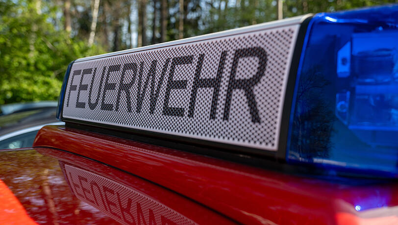 Die Feuerwehr löscht den Brand in dem Sportlokal "Libero". Zwei Menschen kommen verletzt ins Krankenhaus. (Symbolbild)