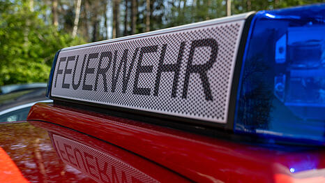 Die Feuerwehr löscht den Brand in dem Sportlokal "Libero". Zwei Menschen kommen verletzt ins Krankenhaus. (Symbolbild)