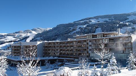 Das eindrucksvolle Kempinski Hotel Das Tirol liegt idyllisch in den Kitzbüheler Alpen. Das eindrucksvolle Kempinski Hotel Das Tirol liegt idyllisch in den Kitzbüheler Alpen.