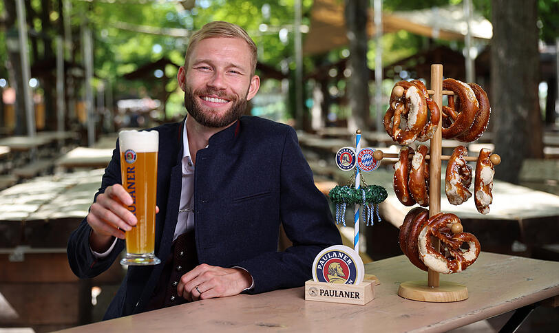 Die Stars des FC Bayern beim alljährlichen Lederhosen-Shooting von Paulaner. Die Stars des FC Bayern beim alljährlichen Lederhosen-Shooting von Paulaner.