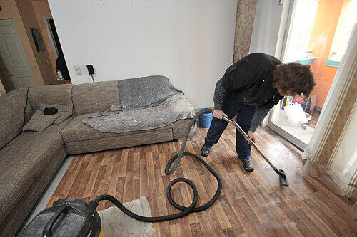 Die Sprinkleranlage war schuld: Mit Spezialsaugern versuchten gestern Arbeiter stundenlang die Wohnung vom Wasser zu befreien. Es stand bis zu fünf Zentimetern hoch.
