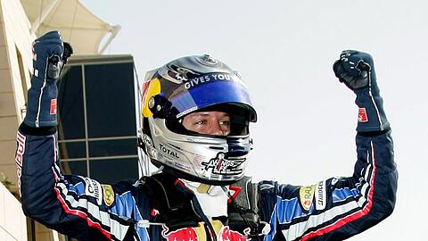 Sebastian Vettel jubelt über die Pole Position.