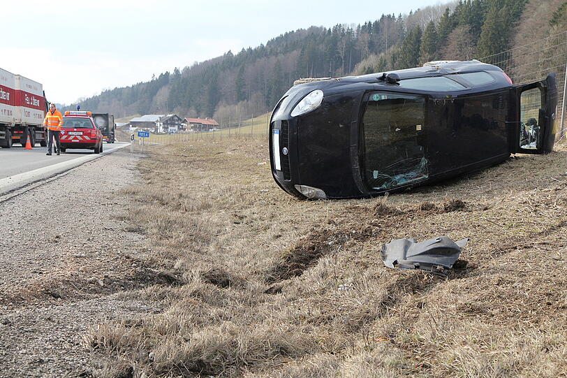 Schlimmer Unfall auf der A8 bei Siegsdorf: Drei Frauen haben sich mit ihrem Auto überschlagen.