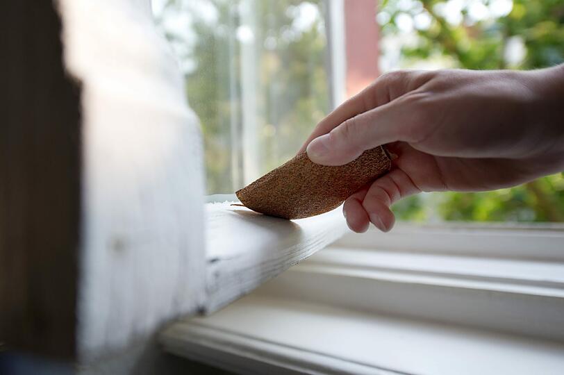 Wenn der Lack Risse bildet oder abblättert, muss man die Holzrahmen neu streichen.