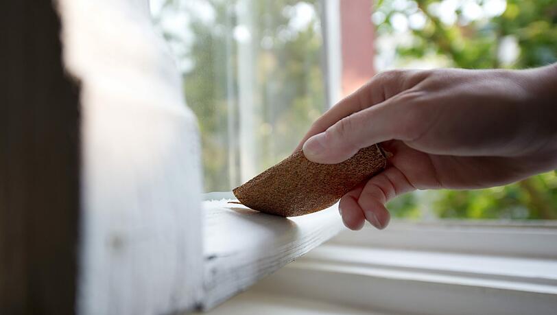 Wenn der Lack Risse bildet oder abblättert, muss man die Holzrahmen neu streichen. Wenn der Lack Risse bildet oder abblättert, muss man die Holzrahmen neu streichen.