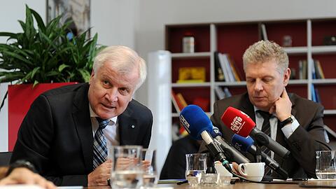 Ministerpräsident Horst Seehofer und Dieter Reiter bei der Pressekonferenz zur Einigung in der Konzertsaalfrage im Amtszimmer des Oberbürgermeisters im Münchner Rathaus.