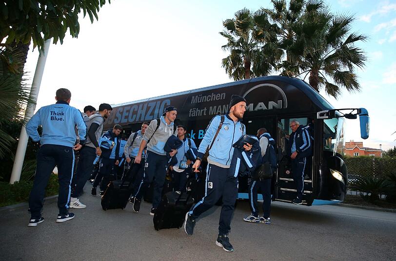 Daniel Adlung und Co. vor dem Mannschaftshotel in Estepona.