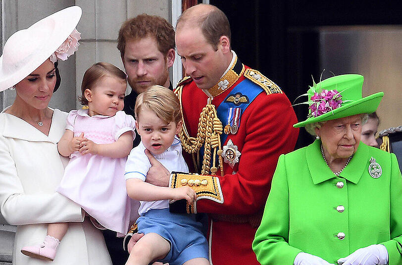 Mit einer farbenprächtigen Militärparade im Herzen Londons feiert Großbritannien den 90. Geburtstag von Königin Elizabeth II. Eine der Wachen verließen dabei die Kräfte - er kollabierte. Die Bilder...