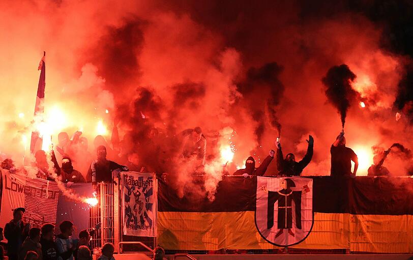 Martialische Bilder aus dem Löwen-Block. Beim Auswärtsspiel gegen Stuttgart zündeten Löwen-Ultras Bengalos.