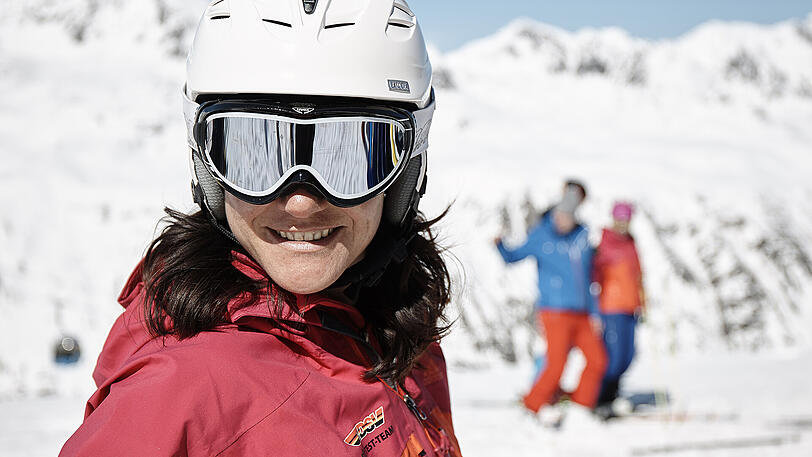 Wintersportler sollten gleich am Morgen eine Sonnenschutzcreme mit hohem Lichtschutzfaktor auftragen, die wie eine Kältecreme wirkt.