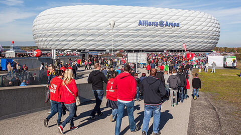 62 Prozent der Fußballfans sind mit der Erreichbarkeit der Allianz Arena in Fröttmaning sehr zufrieden. Das ergab eine Umfrage des ADAC.