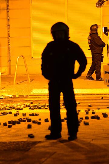 Dutzende Randalierer sind in der Nacht zum Samstag durch die Rigaer Straße in Berlin-Friedrichshain gezogen. Autos und ein Toilettenhäuschen gingen in Flammen auf.