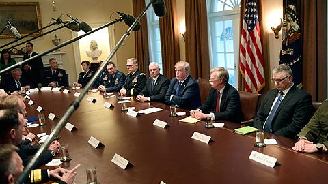 US-Präsident Donald Trump (3.v.r) spricht während eines Treffens mit ranghohen Militärs im Konferenzraum des Kabinetts, dem Cabinet Room, und sitzt neben Mike Pence (4.v.r), Vizepräsident, und John Bolton (2.v.r), Nationaler Sicherheitsberater.