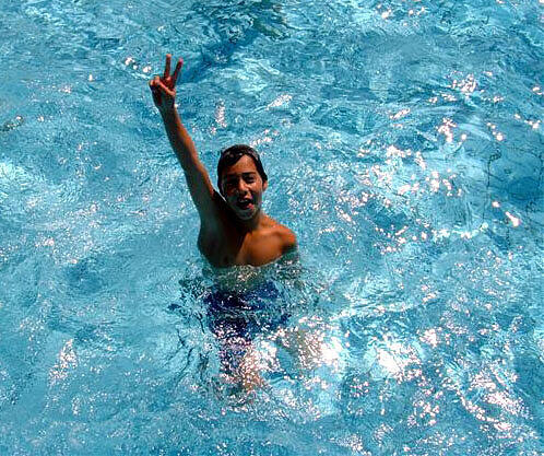 Zum Sommerferien-Programm gehört der Schwimmbad-Besuch dazu.