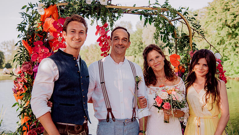 Endlich eine Familie: Christian (Jonathan Gertis), Mike (Harry Blank), Annalena (Heidrun Gärtner) und Saskia (Joyce Ilg).