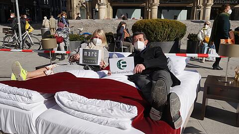 Gunilla Hirschberger (Hotel Little London) und Martin Stürzer (Hotel Europäischer Hof) äußern ihre Forderungen vom Bett aus.