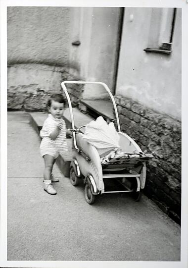 Das ist meiner! Die kleine Christine mit Kinderwagen.