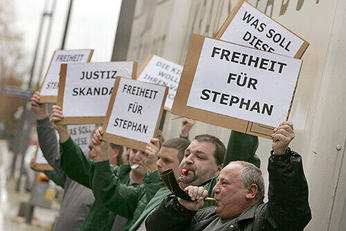 Mit Trillerpfeifen gegen Justiz: 60 Kollegen forderten die Freilassung ihres Mitarbeiters Stephan S.