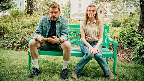 Schauspielerehepaar Sebastian Bezzel und Johanna Christine Gehlen als Ehepaar Robert und Beate in der neuen Comedyserie "Die StiNos - ganz besonders stinknormal".