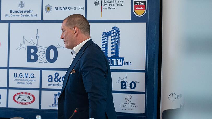 Verbandspräsident Matthias Große bricht die Mitgliederversammlung ab.