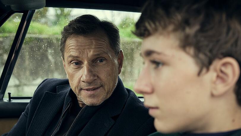 "Tatort: Zerrissen": Thorsten Lannert (Richy Müller) baut Vertrauen zu dem jungen David (Louis Guillaume) auf.