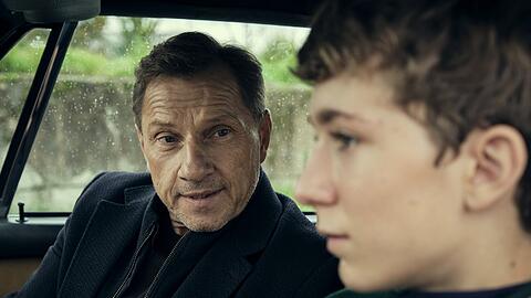 "Tatort: Zerrissen": Thorsten Lannert (Richy Müller) baut Vertrauen zu dem jungen David (Louis Guillaume) auf.