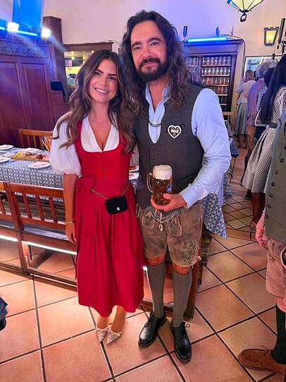 Heimatglück-Chefin Lisa Schmidt hat Tom Kaulitz zum "HeidiFest" modisch ausgestattet. Heimatglück-Chefin Lisa Schmidt hat Tom Kaulitz zum "HeidiFest" modisch ausgestattet.