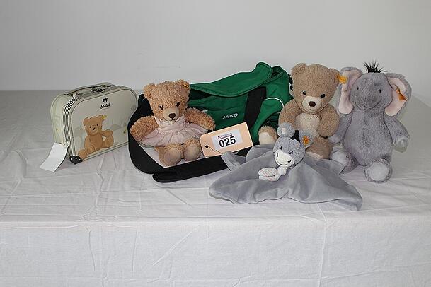 Diese Stofftiere der Marke "Steiff" suchen einen neuen Eigent&uuml;mer.