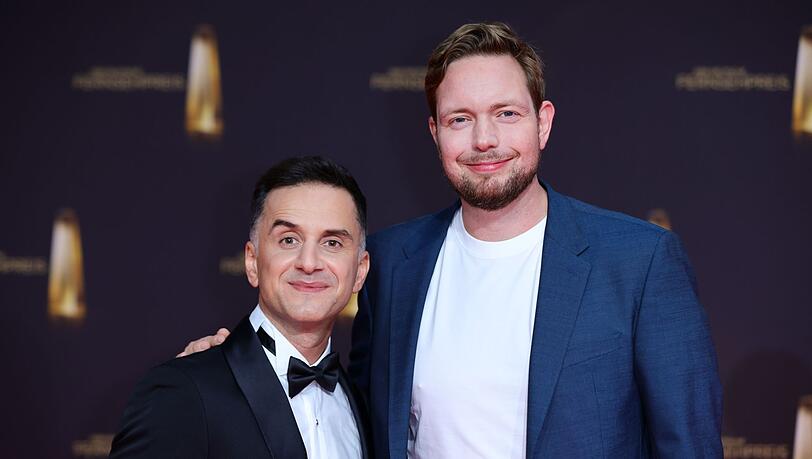 Die Comedians &Ouml;zcan Cosar (links) und Bastian Bielendorfer waren gemeinsam im Podcast "Betreff: Leben - Die Sprechstunde mit Hans Sigl" zu Gast.