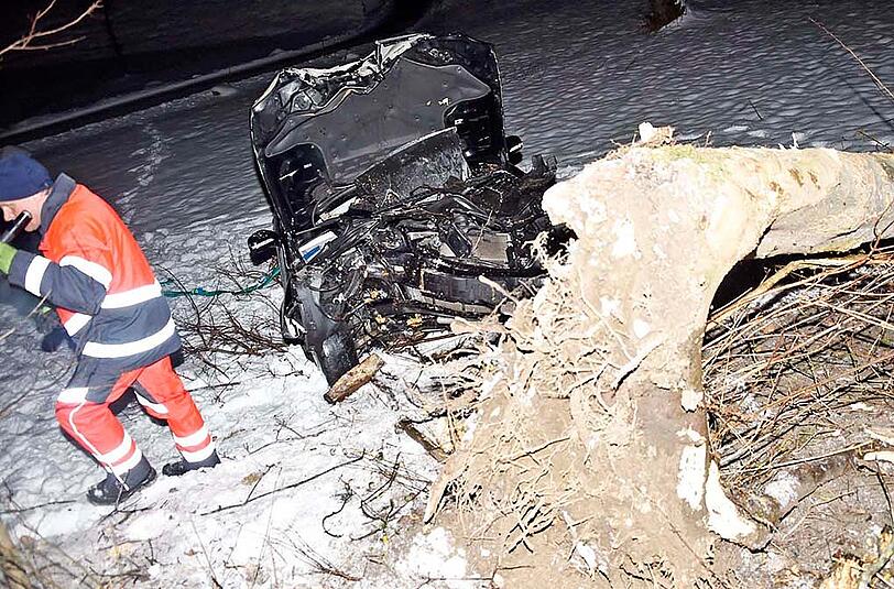 Der Wagen prallte nach 120 Metern außer Kontrolle gegen einen Baum, der durch die Wucht des Aufpralls entwurzelt wurde. Die drei Insassen hatten Glück und erlitten nur leichte Verletzungen. Im Einsatz waren die Feuerwehren Holzkirchen und Weyarn.