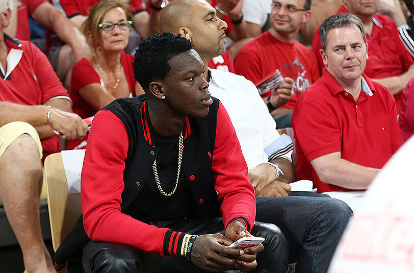 Dennis Schröder (Basketball-Nationalspieler): Na gut, für den gläubigen Muslim findet Weihnachten an sich nicht statt. &bdquo;Aber meine zwei kleinen Geschwister sind mit vielen Christen befreundet, deshalb feiern wir zwar keine Weihnachten, aber wir geben Geschenke&ldquo;, sagte Schröder.
