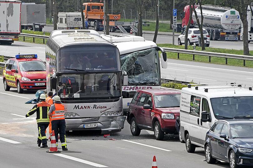 Die Bilder vom Massenunfall auf der A8.