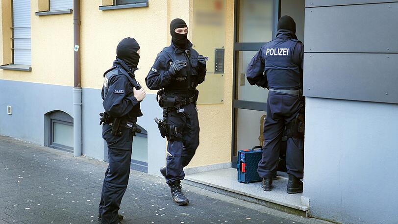 Nordrhein-Westfalen, Siegen: Die Bundespolizei geht in einer groß angelegten Aktion in Siegen gegen eine Bande im Rotlichtmilieu vor.