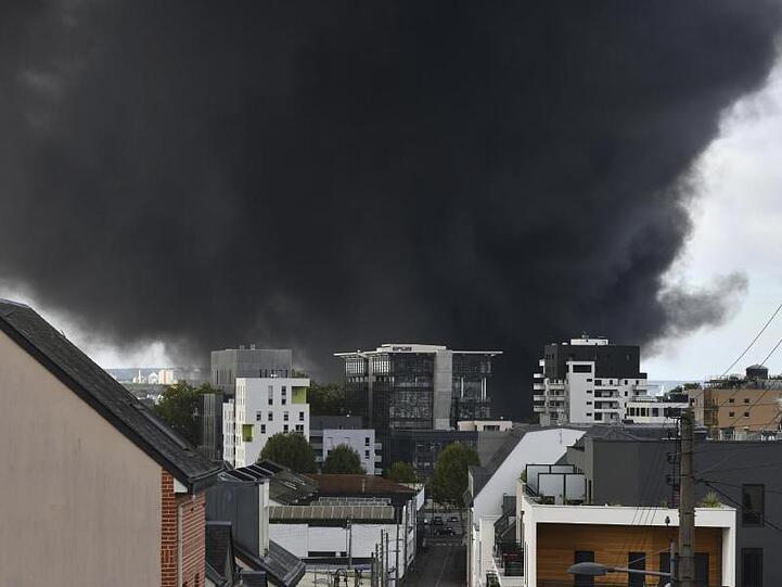 Nach dem Feuer in einer Chemiefabrik in der nordfranzösischen Stadt Rouen will die Regierung alle Fragen transparent beantworten.
