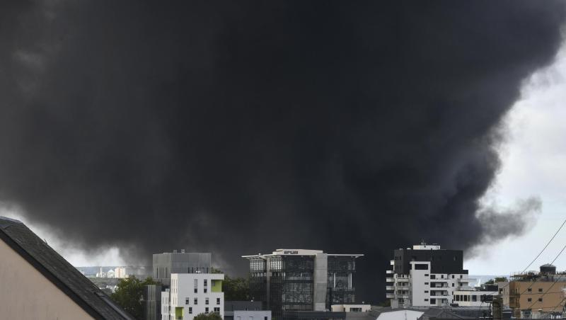 Nach dem Feuer in einer Chemiefabrik in der nordfranzösischen Stadt Rouen will die Regierung alle Fragen transparent beantworten. Nach dem Feuer in einer Chemiefabrik in der nordfranzösischen Stadt Rouen will die Regierung alle Fragen transparent beantworten.