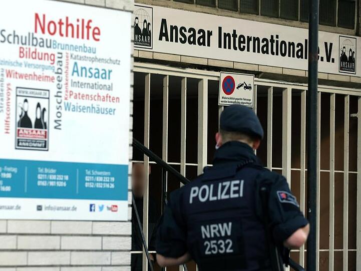 Polizeibeamte stehen vor dem Hauptsitz des Vereins Ansaar International in Düsseldorf.