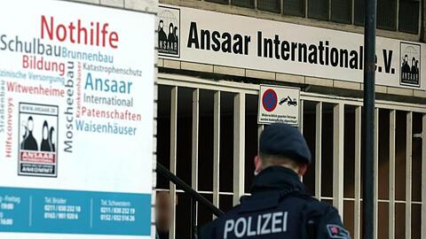 Polizeibeamte stehen vor dem Hauptsitz des Vereins Ansaar International in Düsseldorf.
