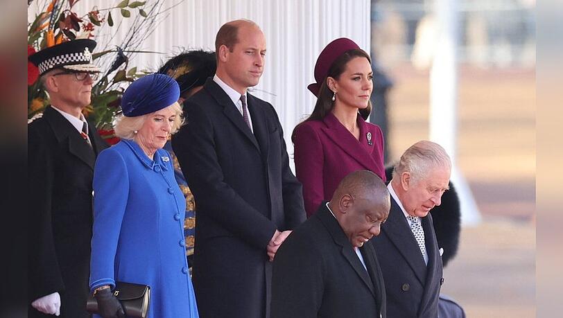 Cyril Ramaphosa and er Seite von König Charles III., dahinter Königsgemahlin Camilla, Prinz William und Prinzessin Kate.
