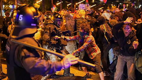 Nach Behördenangaben beteiligten sich in Barcelona rund 15.000 Menschen an einer Demonstration gegen Israel.