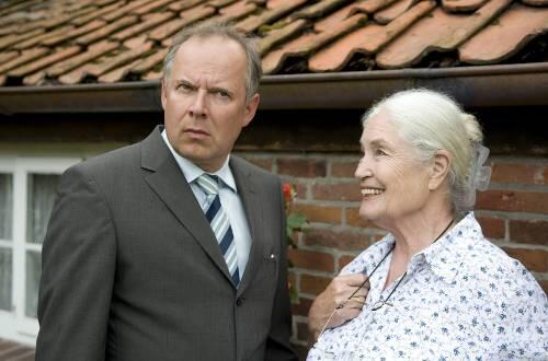Ellen Schwiers als Tante Alma und Axel Milberg als Doktor Martin
