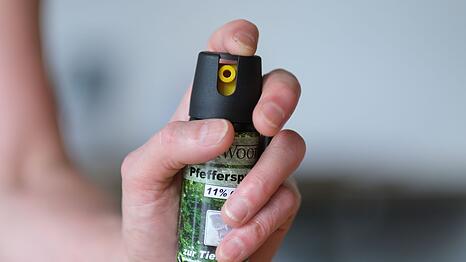 Der T&auml;ter soll die M&auml;dchen mit Pfefferspray verletzt haben. (Symbolbild)