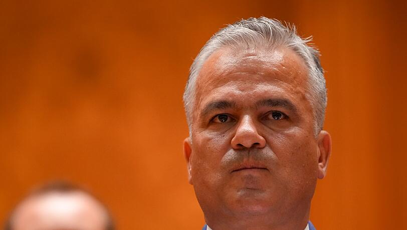 Der Kandidat für das Amt des Ministerpräsidenten Rumäniens, Adrian Vestea, wurde vom Parlament abgelehnt. Der Kandidat für das Amt des Ministerpräsidenten Rumäniens, Adrian Vestea, wurde vom Parlament abgelehnt.