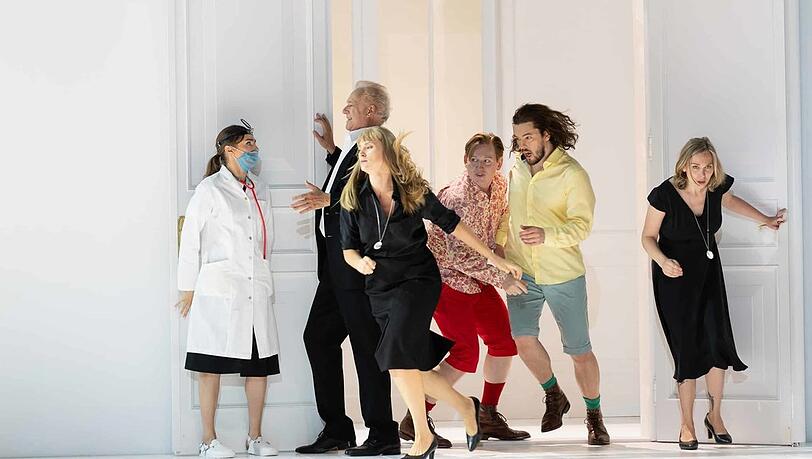 Lea Desandre (Despina, links), Johannes Martin Kränzle (Don Alfonso), Victoria Karkacheva (Dorabella), Bogdan Volkov (Ferrando), Andrè Schuen (Guglielmo) und Elsa Dreisig (Fiordiligi) in „Cosí fan tutte“. Lea Desandre (Despina, links), Johannes Martin Kränzle (Don Alfonso), Victoria Karkacheva (Dorabella), Bogdan Volkov (Ferrando), Andrè Schuen (Guglielmo) und Elsa Dreisig (Fiordiligi) in „Cosí fan tutte“.